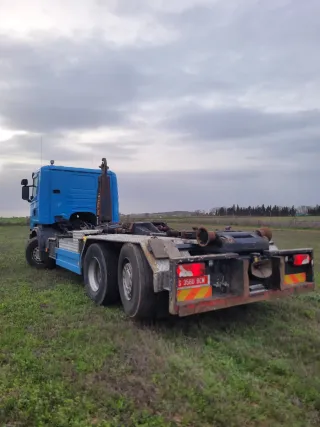 Camion con multilift gancho portacontenedores