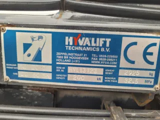 Camion con multilift gancho portacontenedores