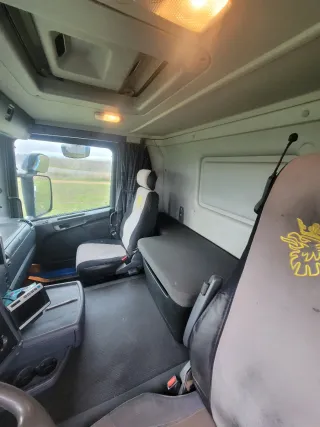 Camion con multilift gancho portacontenedores