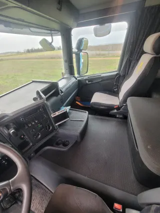 Camion con multilift gancho portacontenedores