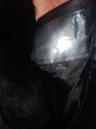 Chaqueta con capucha de pelo sintético