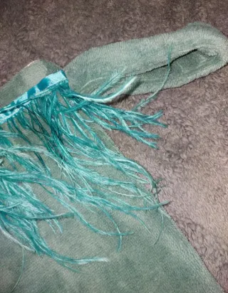 Pochette con piume turchesi