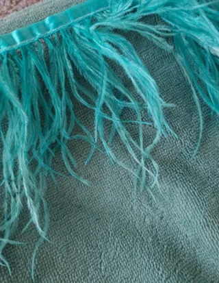 Pochette con piume turchesi