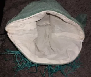 Pochette con piume turchesi