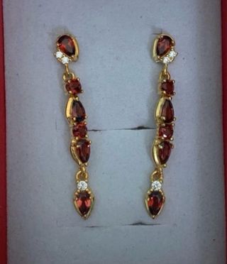 Pendientes largos granates naturales