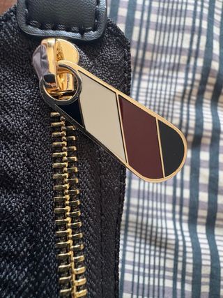 Bolso Tommy Hilfiger Negro y Dorado