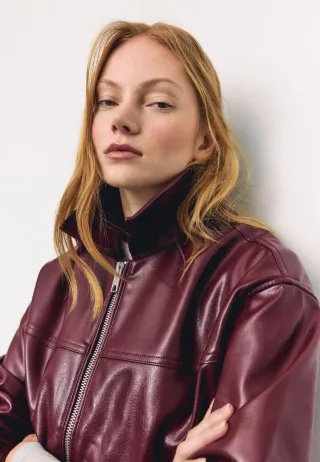 CAZADORA OVERSIZE GRANATE STRADIVARIUS.