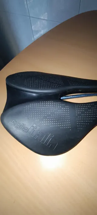 Sillín de bicicleta negro selle Italia a estrenar.