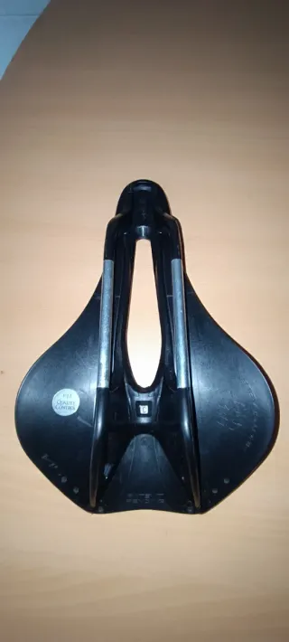 Sillín de bicicleta negro selle Italia a estrenar.