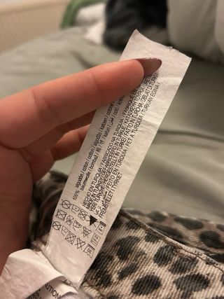 Pantalón vaquero estampado leopardo