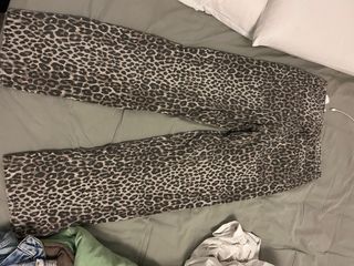 Pantalón vaquero estampado leopardo