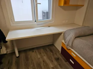 Escritorio blanco con cajonera