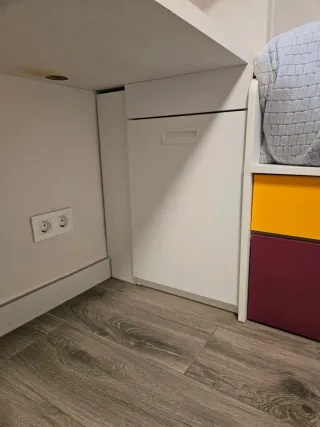 Escritorio blanco con cajonera