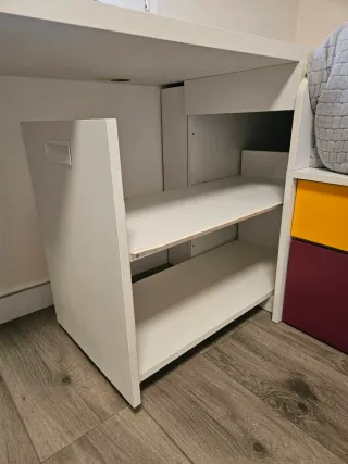 Escritorio blanco con cajonera