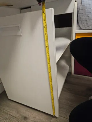 Escritorio blanco con cajonera