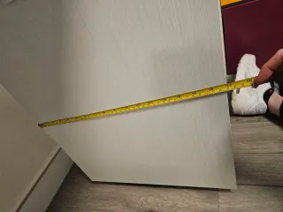 Escritorio blanco con cajonera