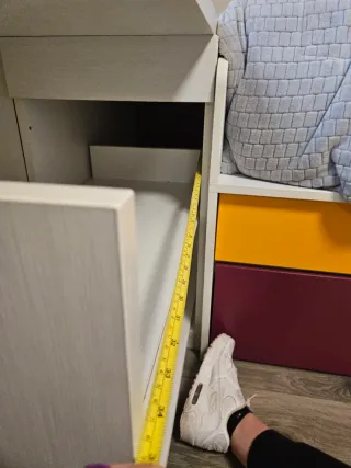 Escritorio blanco con cajonera