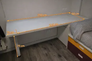 Escritorio blanco con cajonera