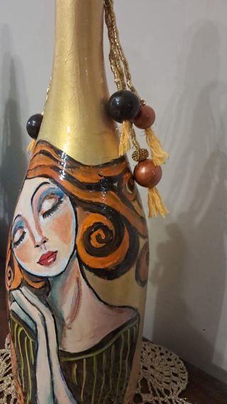 Bottiglia decorata a mano con figura femminile