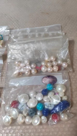 Surtido de perlas y abalorios