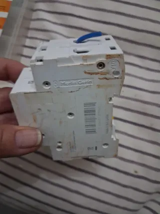 Interruptor magnetotérmico Schneider Electric 1P+N