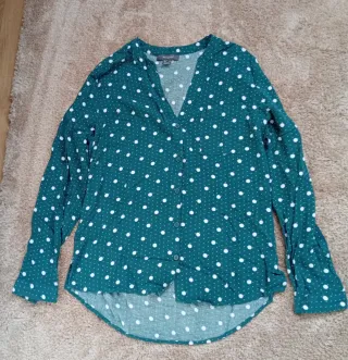 Camisa verde de Primark con lunares blancos