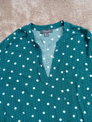 Camisa verde de Primark con lunares blancos