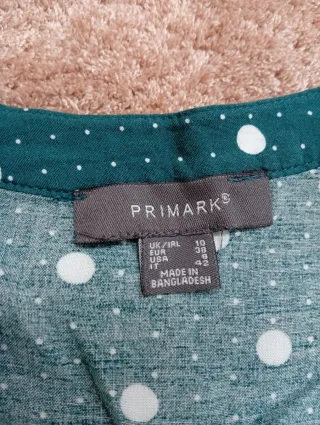 Camisa verde de Primark con lunares blancos