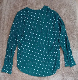 Camisa verde de Primark con lunares blancos