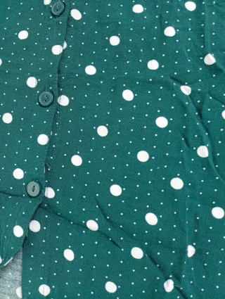 Camisa verde de Primark con lunares blancos