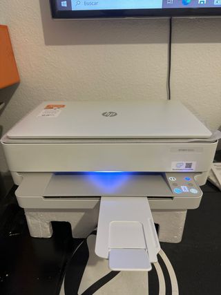 Impresora HP poco uso con garantía tiene su caja.