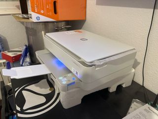 Impresora HP poco uso con garantía tiene su caja.