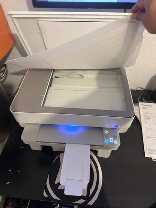 Impresora HP poco uso con garantía tiene su caja.