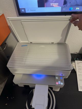 Impresora HP poco uso con garantía tiene su caja.
