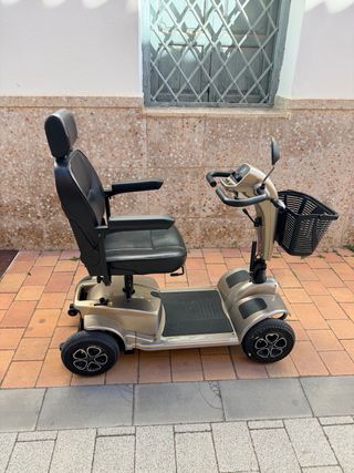 Scooter movilidad reducida plateado