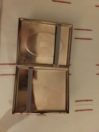 Pitillera Vintage Plateada Relieve Perro