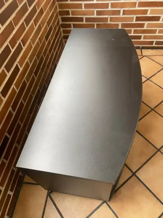 Mueble TV con ruedas y puertas de cristal