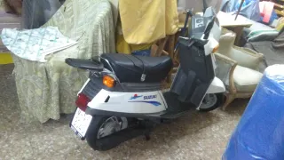 Suzuki Lido 75 Scooter Blanca y Azul