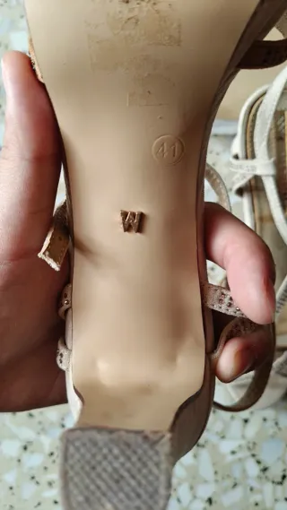 Sandalias de tacón y bolso color rosa champán