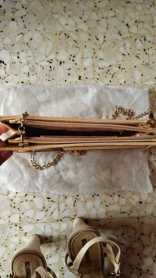 Sandalias de tacón y bolso color rosa champán