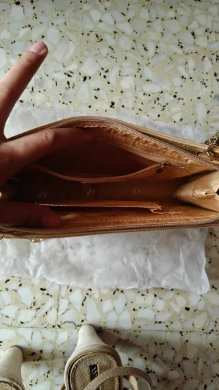 Sandalias de tacón y bolso color rosa champán