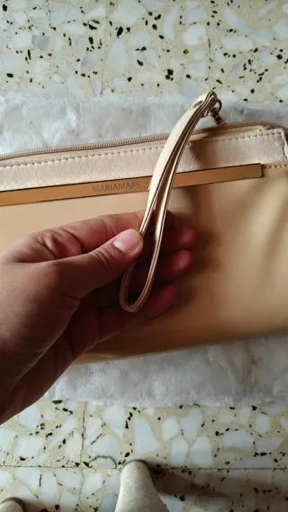 Sandalias de tacón y bolso color rosa champán