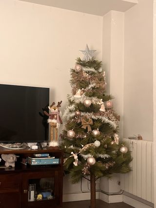 Árbol de Navidad con Adornos Dorados y rosas