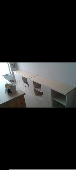 Estantería y mueble con cajones