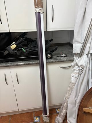 Estor enrollable morado y blanco noche y día.