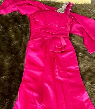 Vestido fiesta Pronovias Hilaria fucsia.