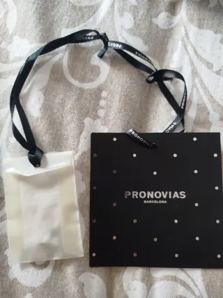 Vestido fiesta Pronovias Hilaria fucsia.