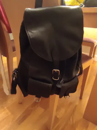Mochila de piel negra