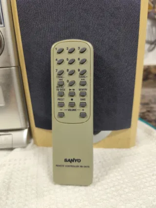Radiocasete Sanyo Plata con mando a distancia