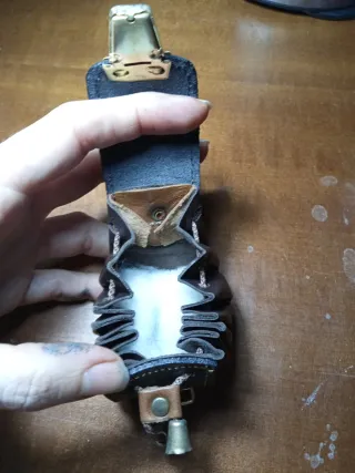 Monedero llavero con forma  mochila d cuero artesa